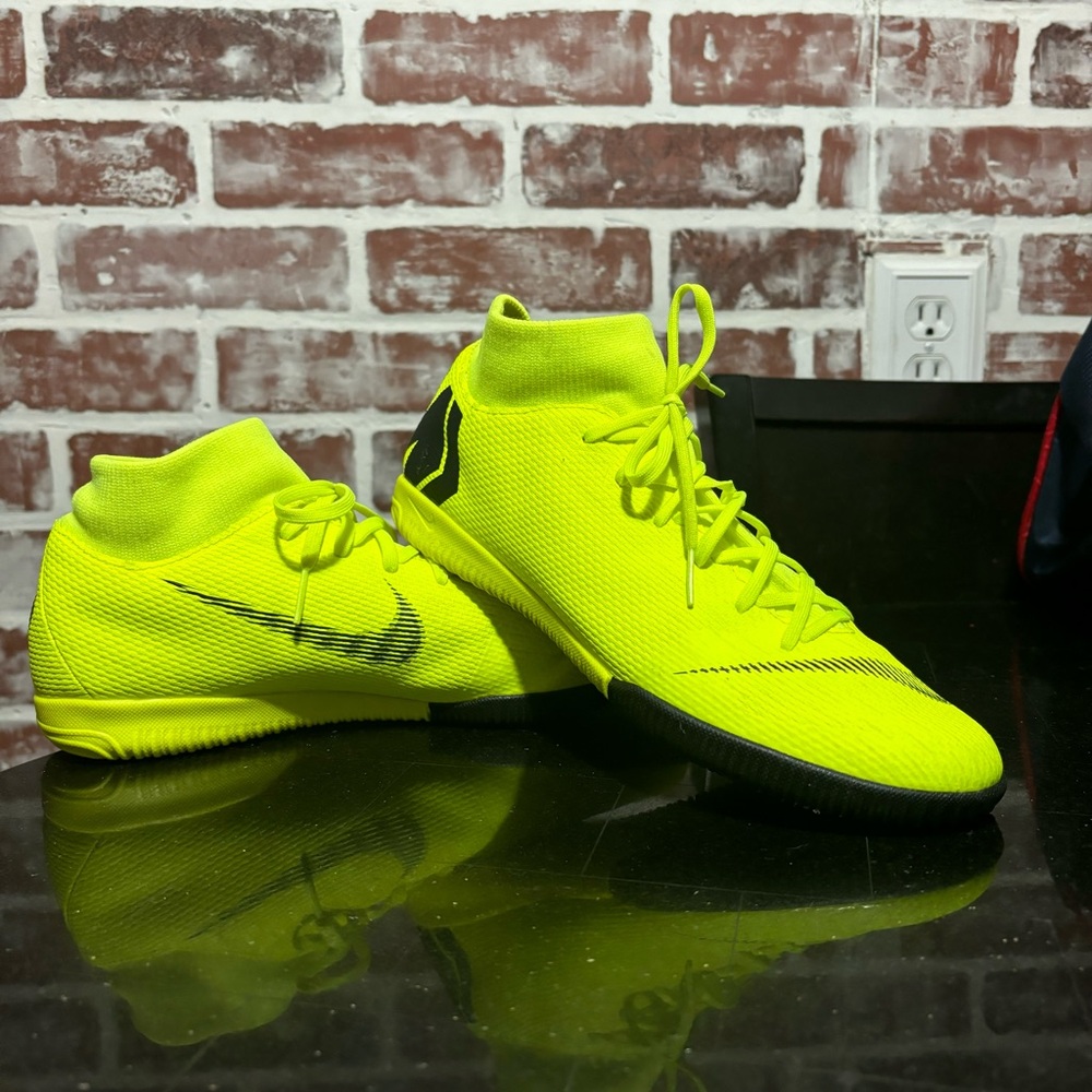 Men’s indoor soccer shoes size 7